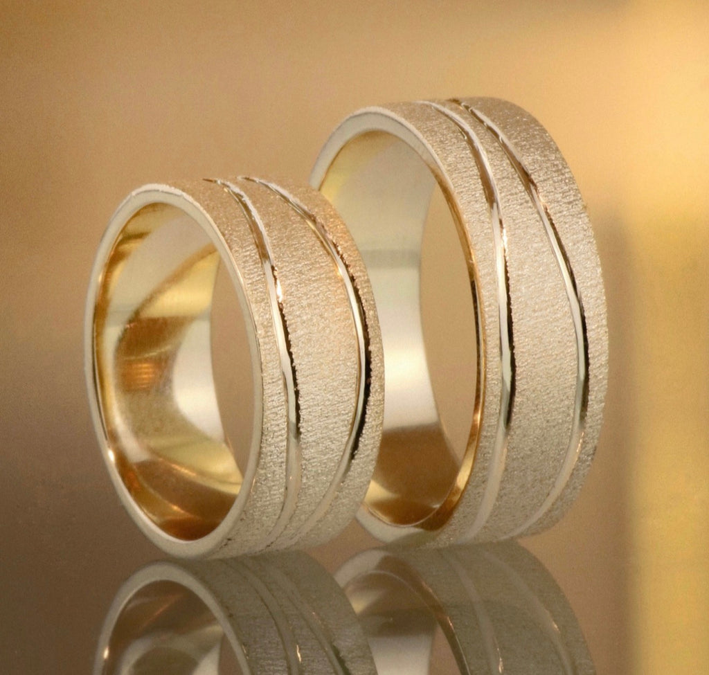 Anillo argollas arenado líneas curvas Oro amarillo 18K | Talla 7/10 | 13,84 gr
