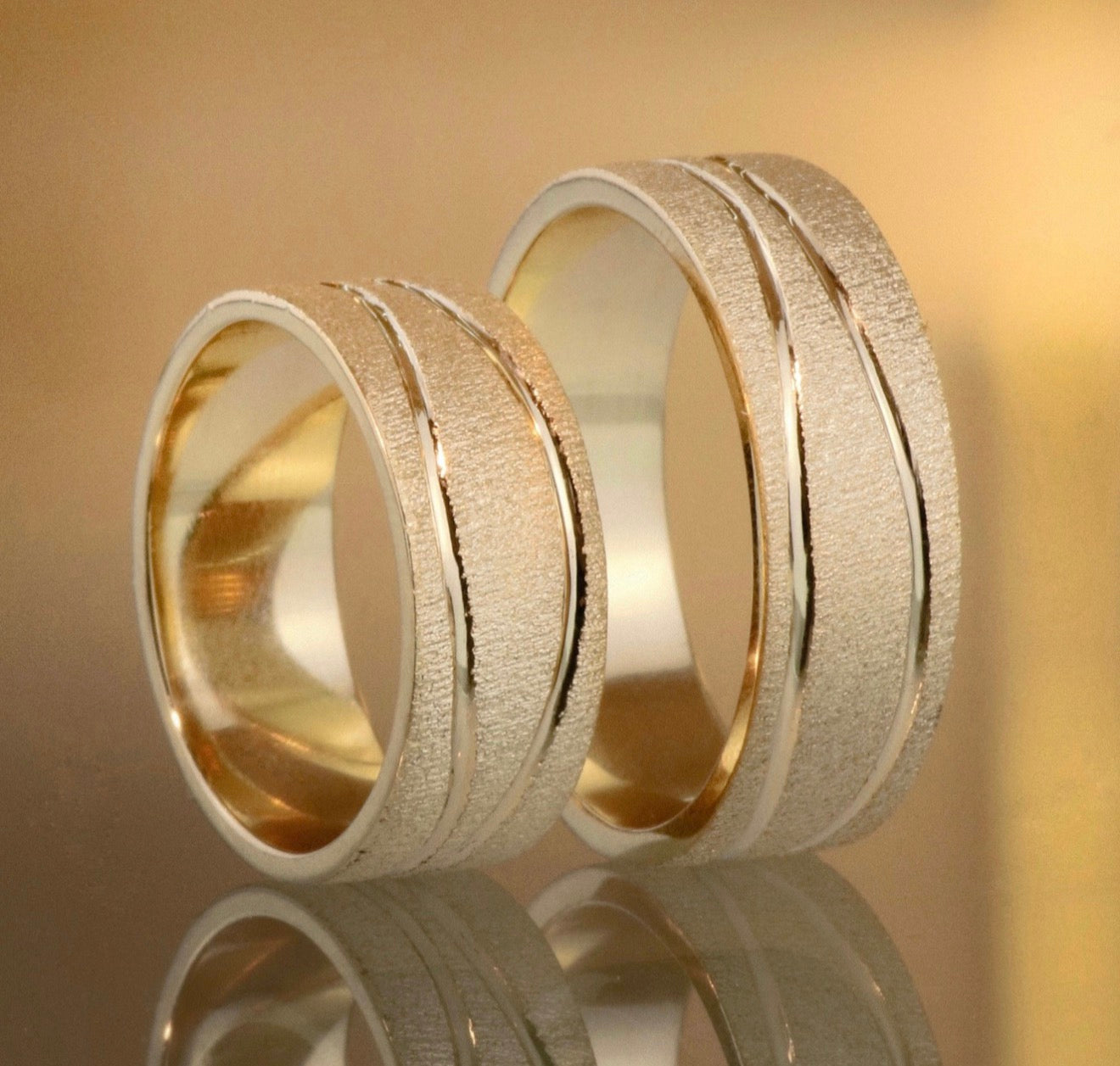 Anillo argollas arenado líneas curvas Oro amarillo 18K | Talla 7/10 | 13,84 gr