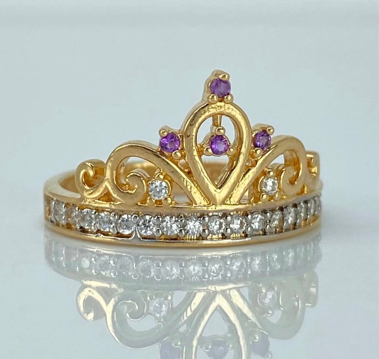 Anillo corona 15años circones lila y blancos Oro amarillo 18K / Talla 6 / 3 gr*