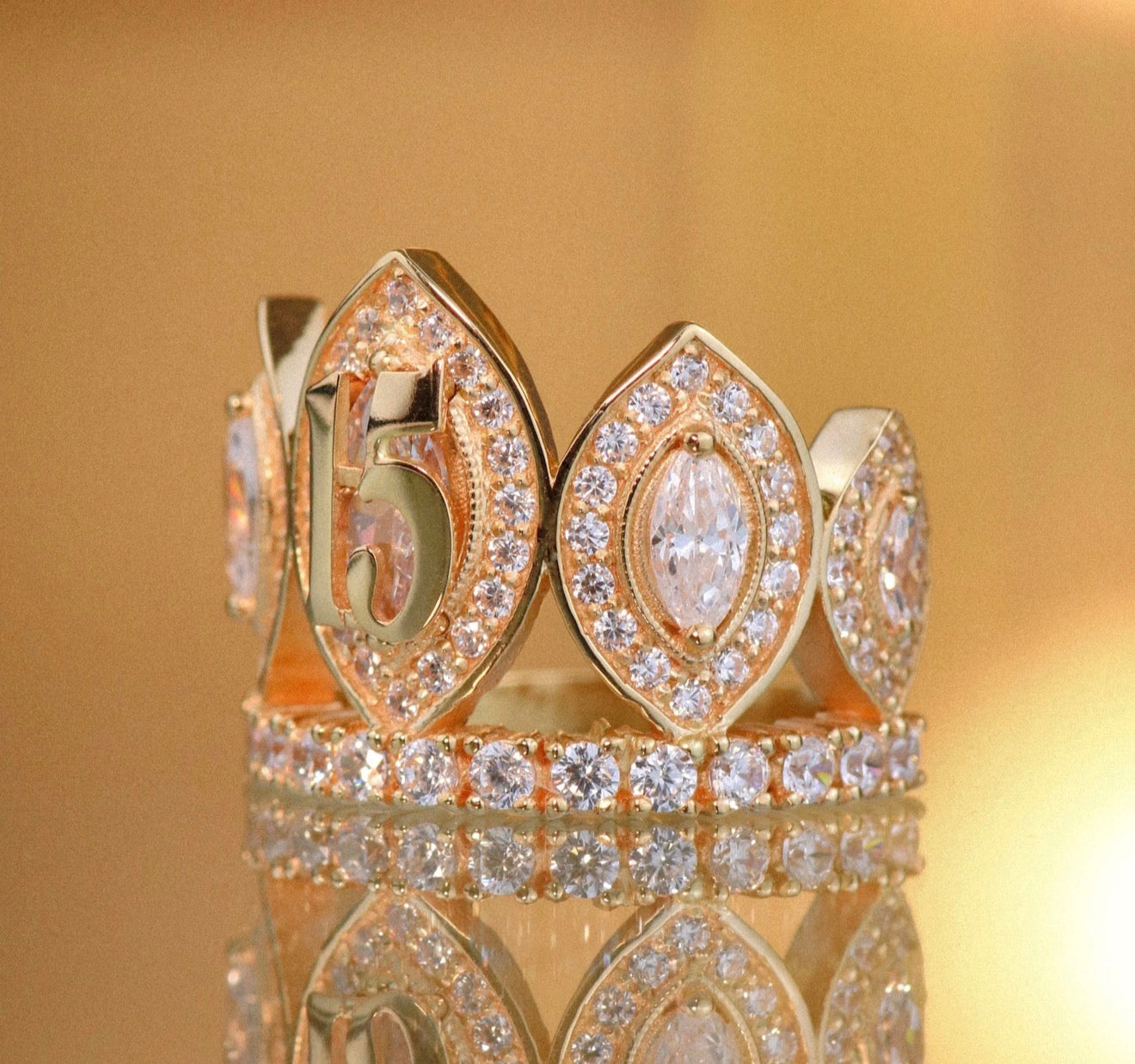 Anillo 15años con circones Oro amarillo 18K / 9gr / talla 6