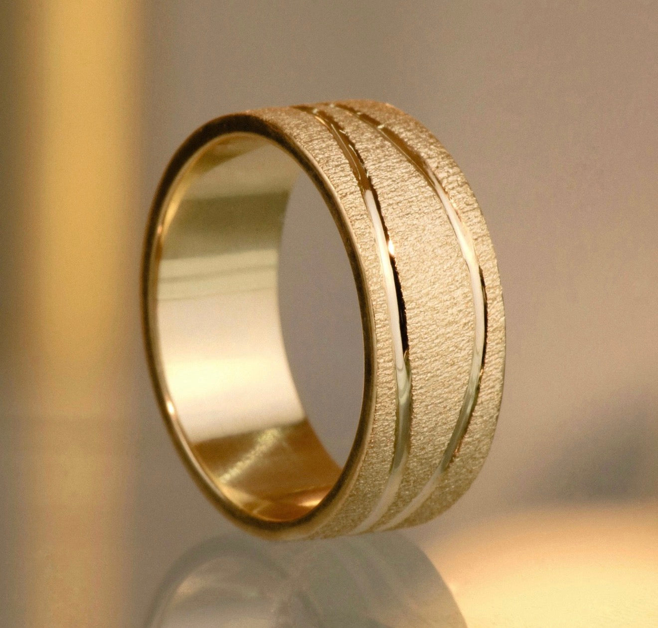 Anillo argollas arenado líneas curvas Oro amarillo 18K | Talla 7/10 | 13,84 gr
