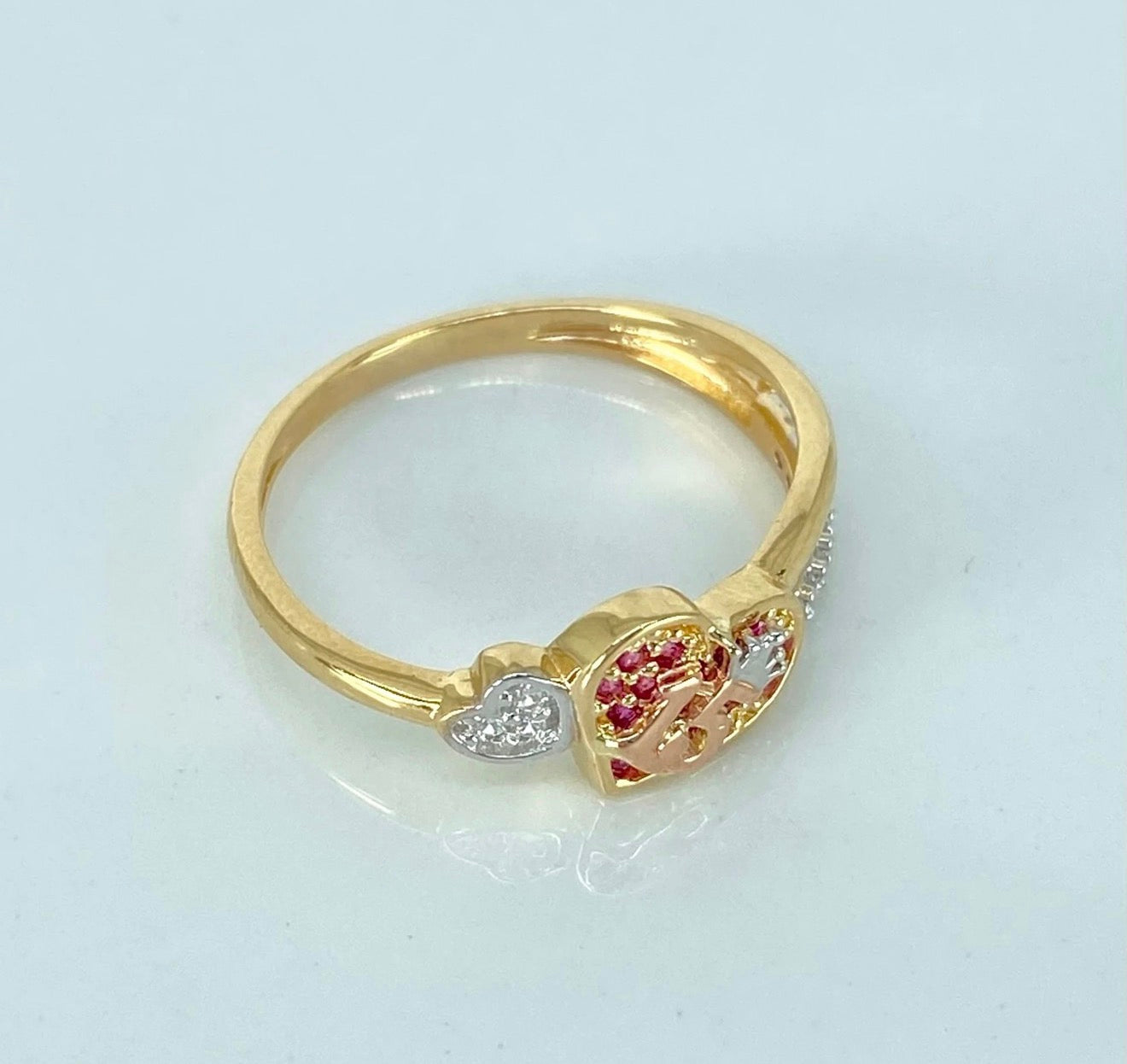 Anillos 15años corazones circones blancos y fucsias | Oro amarillo y Oro blanco 18K | Talla 6 | 2,15 gr