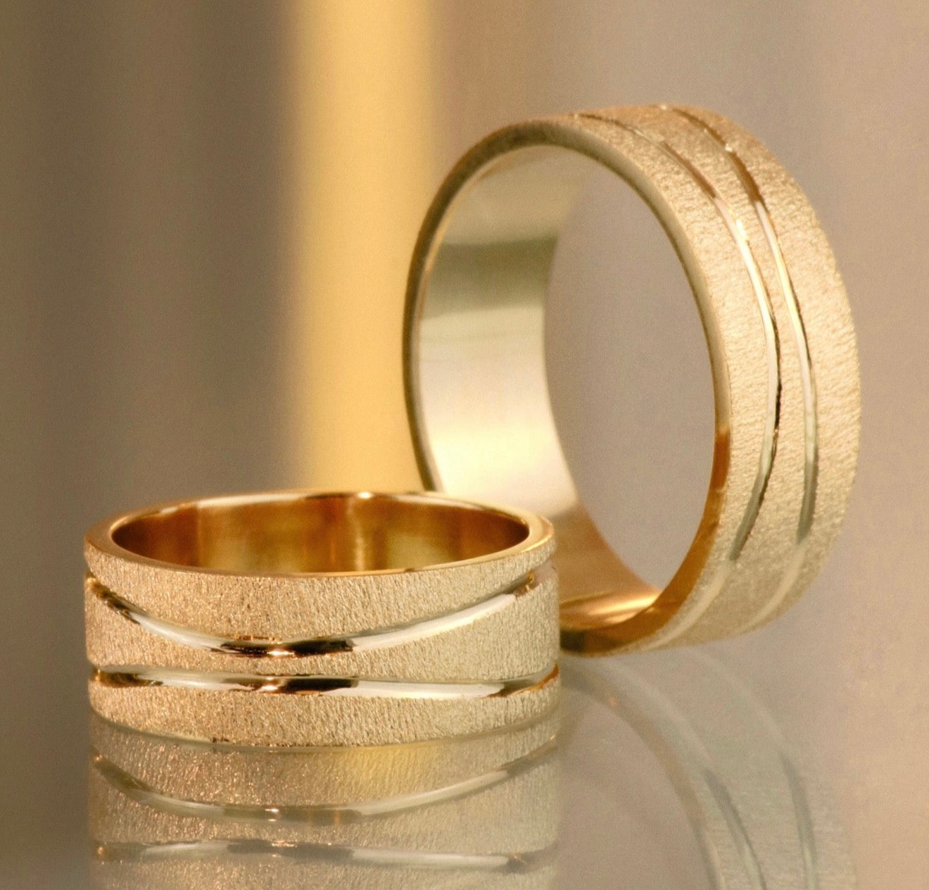 Anillo argollas arenado líneas curvas Oro amarillo 18K | Talla 7/10 | 13,84 gr
