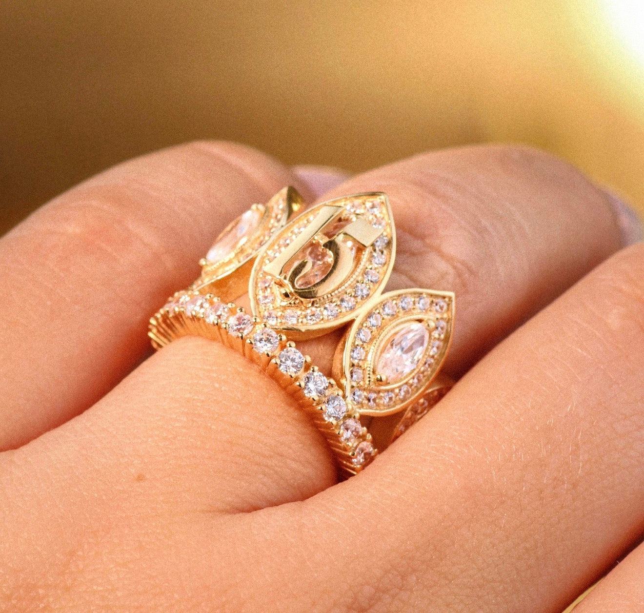 Anillo 15años con circones Oro amarillo 18K / 9gr / talla 6
